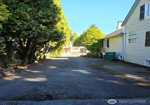 Photo 8 of Single family home for sale at 11711 Exeter Ave NE, Seattle, WA 98125 | MLS# NWM2590288 | Listing updated on 2026-10-26