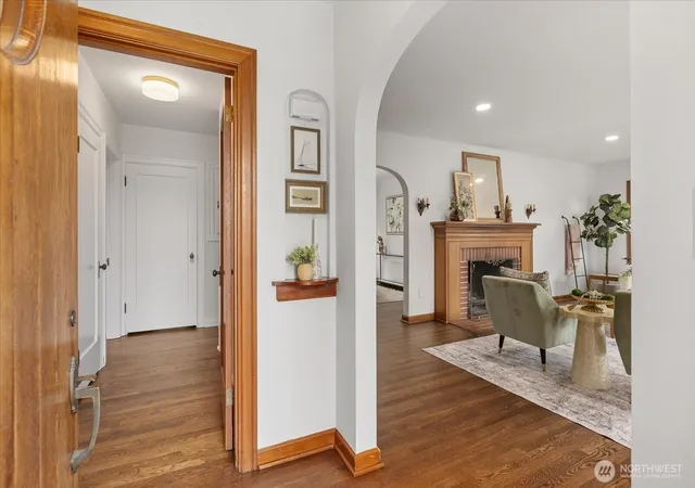Photo 4 of Single family home for sale at 708 Hoyt Ave, Everett, WA 98201 | MLS# NWM2590310 | Listing updated on 2026-10-02