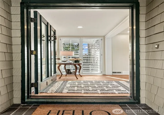 Photo 3 of Single family home for sale at 915 11th Avenue E, Seattle, WA 98102 | MLS# NWM2590329 | Listing updated on 2026-10-03