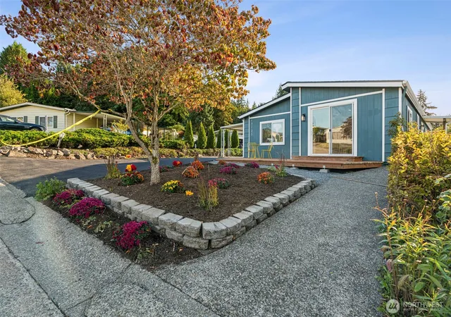 Photo 3 of Manufactured home for sale at 17125 Woodcrest Dr Ne, Bothell, WA 98011 | MLS# NWM2590365 | Listing updated on 2026-10-02