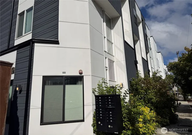 Photo 2 of Townhouse for sale at 6317 34th Avenue, Seattle, WA 98126 | MLS# NWM2590385 | Listing updated on 2026-10-09