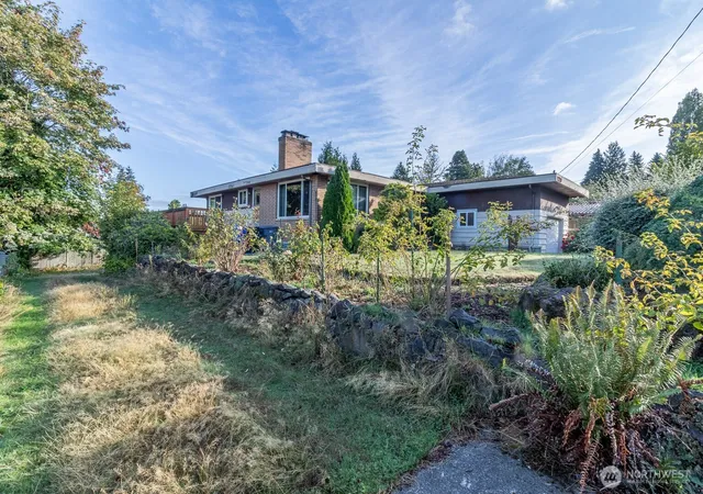 Photo 4 of Single family home for sale at 1210 N 33rd Place, Renton, WA 98056 | MLS# NWM2590388 | Listing updated on 2026-10-02