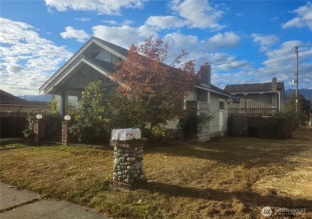 Photo 3 of Single family home for sale at 126 W  126 1/2 2nd St, Port Angeles, WA 98362 | MLS# NWM2590487 | Listing updated on 2026-10-23