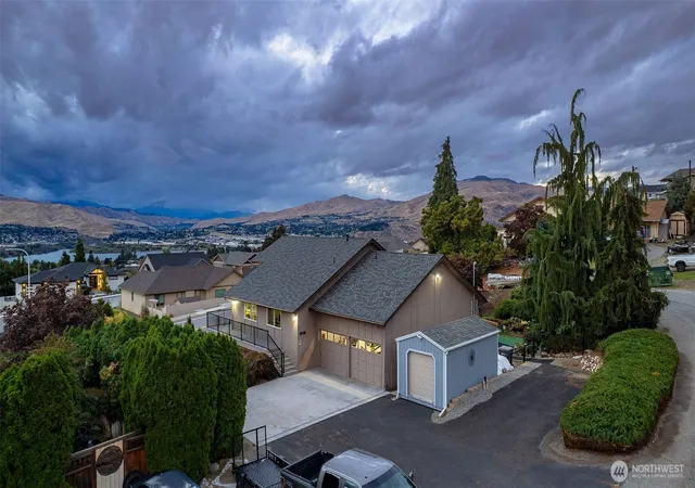 Photo 3 of Single family home for sale at 2718 Westview Dr, East Wenatchee, WA 98802 | MLS# NWM2590576 | Listing updated on 2026-10-03