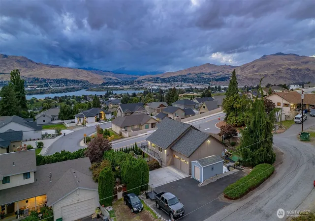 Photo 3 of Single family home for sale at 2718 Westview Dr, East Wenatchee, WA 98802 | MLS# NWM2590576 | Listing updated on 2026-10-03