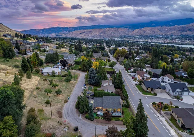 Photo 4 of Single family home for sale at 2718 Westview Dr, East Wenatchee, WA 98802 | MLS# NWM2590576 | Listing updated on 2026-10-03