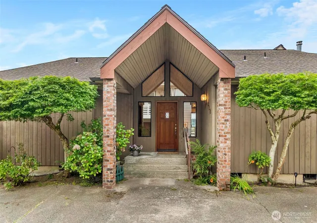 Photo 3 of Single family home for sale at 812 San Francisco Ave NE, Olympia, WA 98506 | MLS# NWM2590594 | Listing updated on 2026-10-02