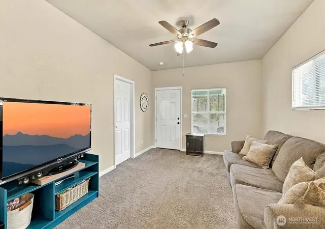 Photo 2 of Sale Pending at 303 G St Se, Auburn, WA 98002 | MLS# NWM2590638 | Listing updated on 2026-10-09