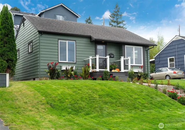 Photo 2 of Single family home for sale at 1624 Pine St, Everett, WA 98201 | MLS# NWM2590640 | Listing updated on 2026-10-02
