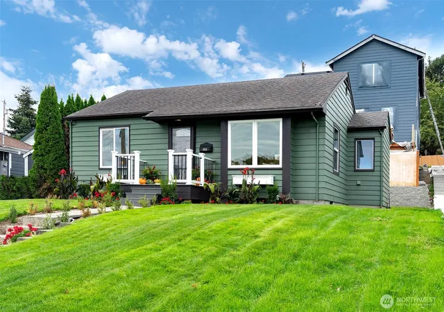 Photo 3 of Single family home for sale at 1624 Pine St, Everett, WA 98201 | MLS# NWM2590640 | Listing updated on 2026-10-02