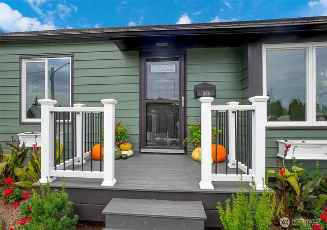 Photo 3 of Single family home for sale at 1624 Pine St, Everett, WA 98201 | MLS# NWM2590640 | Listing updated on 2026-10-02
