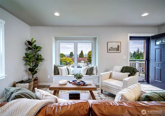 Photo 4 of Single family home for sale at 1624 Pine St, Everett, WA 98201 | MLS# NWM2590640 | Listing updated on 2026-10-02