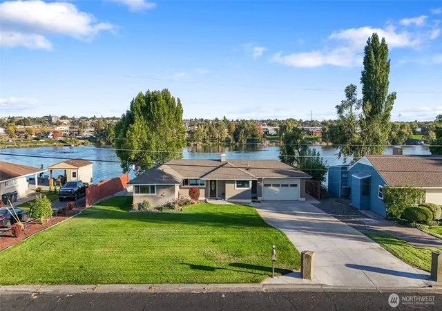 Photo 1 of Single family home for sale at 303 W Northshore Dr, Moses Lake, WA 98837 | MLS# NWM2590650 | Listing updated on 2026-10-03