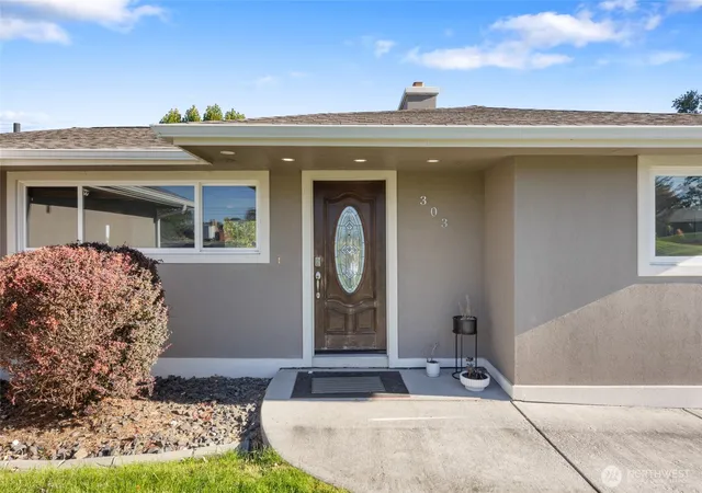 Photo 3 of Single family home for sale at 303 W Northshore Dr, Moses Lake, WA 98837 | MLS# NWM2590650 | Listing updated on 2026-10-03