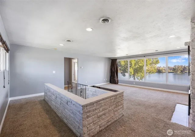 Photo 4 of Single family home for sale at 303 W Northshore Dr, Moses Lake, WA 98837 | MLS# NWM2590650 | Listing updated on 2026-10-03