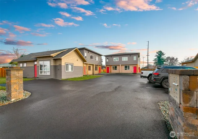 Photo 4 of Condo for sale at 801 N 16th Avenue #4, Yakima, WA 98902 | MLS# NWM2590668 | Listing updated on 2026-10-06