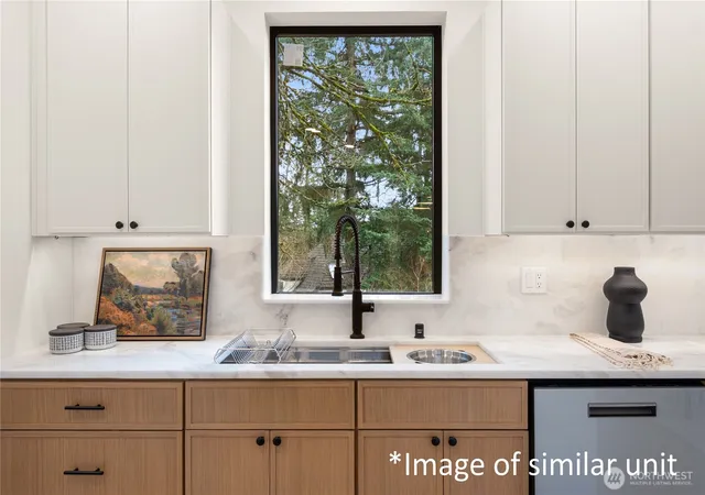 Photo 4 of Single family home for sale at 19268 Lago Pl NE, Lake Forest Park, WA 98155 | MLS# NWM2590687 | Listing updated on 2026-10-03