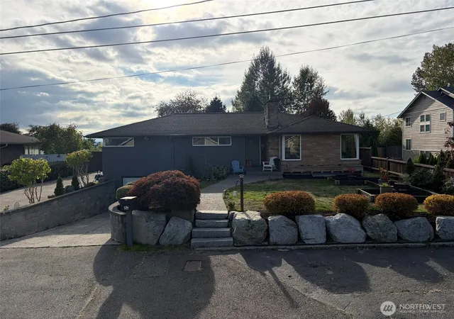 Single family home for sale at 522 Hawthorne St, Everett, WA 98201 | MLS# NWM2590706