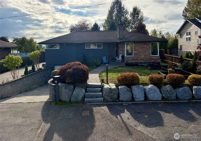 Single family home for sale at 522 Hawthorne St, Everett, WA 98201 | MLS# NWM2590706