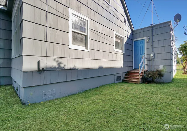Photo 2 of Single family home for sale at 2722 Pacific Ave, Hoquiam, WA 98550 | MLS# NWM2590718 | Listing updated on 2026-10-06