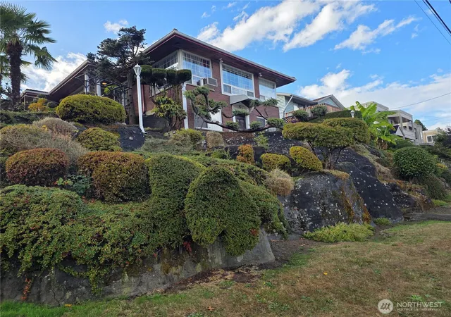 Photo 2 of Single family home for sale at 2818 S Dawson St, Seattle, WA 98108 | MLS# NWM2590817 | Listing updated on 2026-10-13