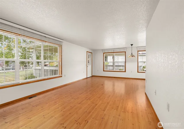 Photo 4 of Single family home for sale at 1410 Mark Twain Dr, Centralia, WA 98531 | MLS# NWM2590821 | Listing updated on 2026-10-07