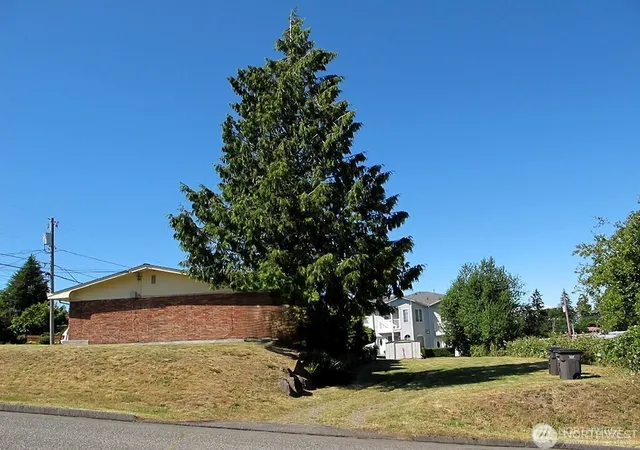 Photo 3 of Multi family home for sale at 4827 Vesper Dr, Everett, WA 98203 | MLS# NWM2590822 | Listing updated on 2026-10-06