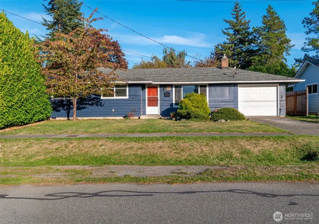 Single family home for sale at 324 NE Queets St, Oak Harbor, WA 98277 | MLS# NWM2590845