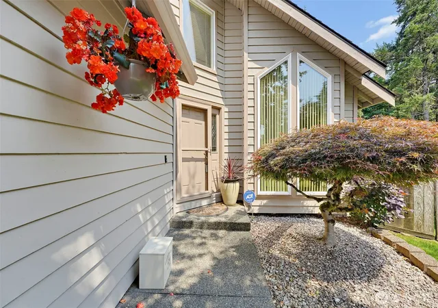 Photo 2 of Single family home for sale at 1105 SW 352nd Street, Federal Way, WA 98023 | MLS# NWM2590875 | Listing updated on 2026-10-05