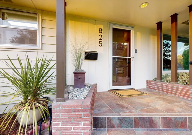 Photo 2 of Sale Pending at 825 Wauna Vista Dr, Walla Walla, WA 99362 | MLS# NWM2590894 | Listing updated on 2026-10-18