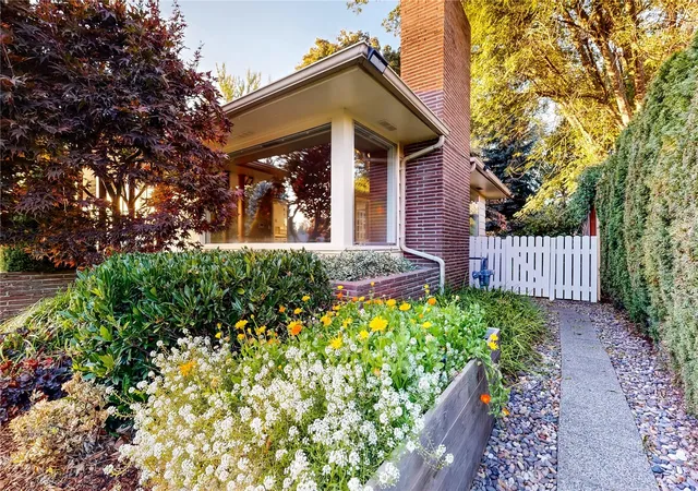 Photo 3 of Sale Pending at 825 Wauna Vista Dr, Walla Walla, WA 99362 | MLS# NWM2590894 | Listing updated on 2026-10-18