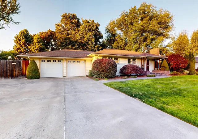 Photo 3 of Sale Pending at 825 Wauna Vista Dr, Walla Walla, WA 99362 | MLS# NWM2590894 | Listing updated on 2026-10-18
