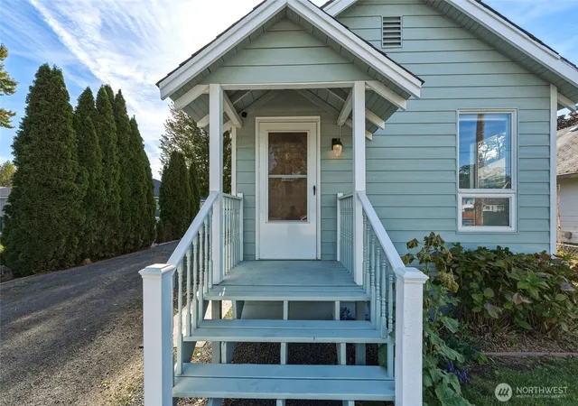 Photo 2 of Single family home for sale at 126 SE 3rd Avenue, Milton Freewater, OR 97862 | MLS# NWM2590904 | Listing updated on 2026-10-06
