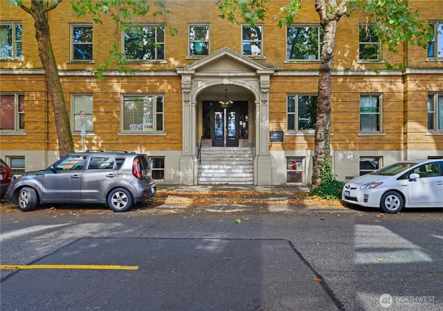 Photo 1 of Sale Pending at 7 Harrison St #2, Seattle, WA 98109 | MLS# NWM2590905 | Listing updated on 2026-10-12