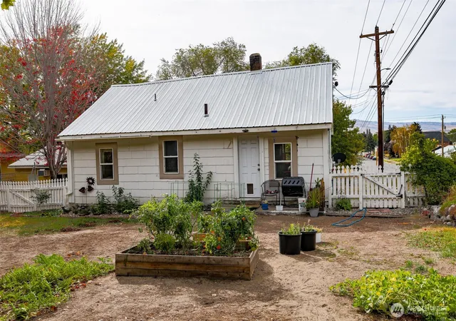 Photo 2 of Single family home for sale at 26 W Cherry Ave, Omak, WA 98841 | MLS# NWM2590915 | Listing updated on 2026-10-07