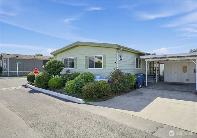 Photo 2 of Manufactured home for sale at 10628 60th Street Ct E #140, Puyallup, WA 98372 | MLS# NWM2590960 | Listing updated on 2026-10-05