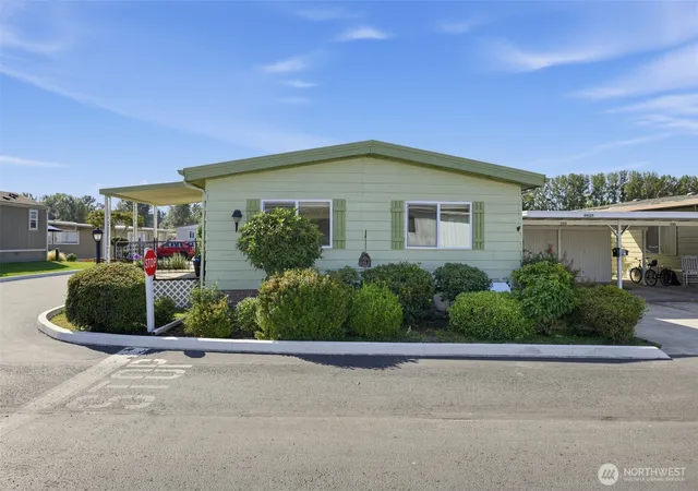 Photo 3 of Manufactured home for sale at 10628 60th Street Ct E #140, Puyallup, WA 98372 | MLS# NWM2590960 | Listing updated on 2026-10-05