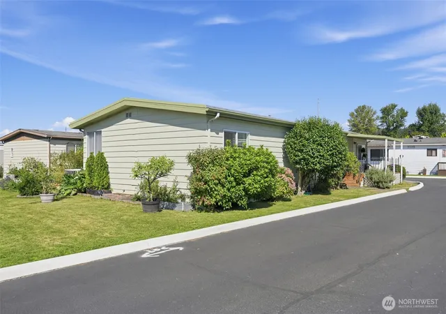 Photo 3 of Manufactured home for sale at 10628 60th Street Ct E #140, Puyallup, WA 98372 | MLS# NWM2590960 | Listing updated on 2026-10-05