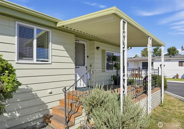 Photo 4 of Manufactured home for sale at 10628 60th Street Ct E #140, Puyallup, WA 98372 | MLS# NWM2590960 | Listing updated on 2026-10-05