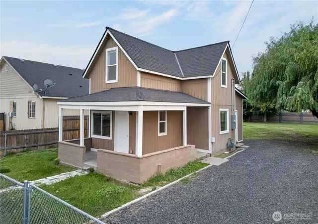 Single family home for sale at 911 Barnes Ct, Sunnyside, WA 98944 | MLS# NWM2590979 | Listing updated on 2026-10-17