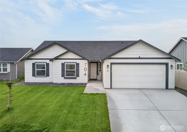 Photo 1 of Single family home for sale at 704 Regina Pl, Grandview, WA 98930 | MLS# NWM2590980 | Listing updated on 2026-10-15
