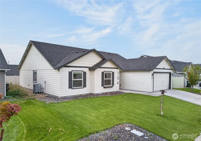 Photo 2 of Single family home for sale at 704 Regina Pl, Grandview, WA 98930 | MLS# NWM2590980 | Listing updated on 2026-10-15