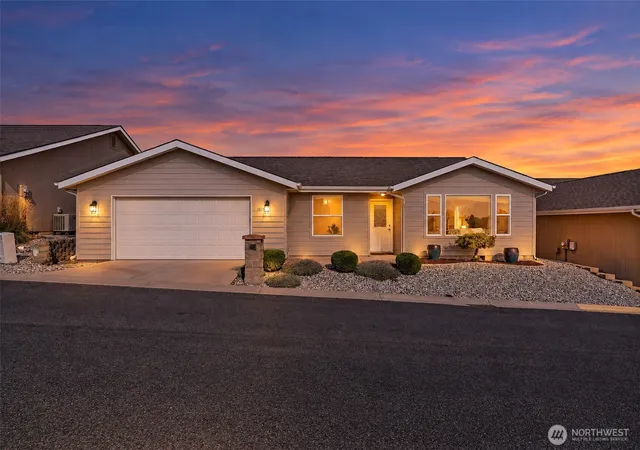 Photo 1 of Single family home for sale at 1838 Heritage Dr, Wenatchee, WA 98801 | MLS# NWM2590981 | Listing updated on 2026-10-09