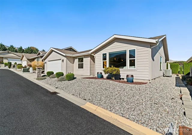 Photo 3 of Single family home for sale at 1838 Heritage Dr, Wenatchee, WA 98801 | MLS# NWM2590981 | Listing updated on 2026-10-09