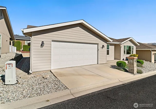 Photo 3 of Single family home for sale at 1838 Heritage Dr, Wenatchee, WA 98801 | MLS# NWM2590981 | Listing updated on 2026-10-09