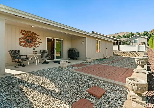 Photo 4 of Single family home for sale at 1838 Heritage Dr, Wenatchee, WA 98801 | MLS# NWM2590981 | Listing updated on 2026-10-09