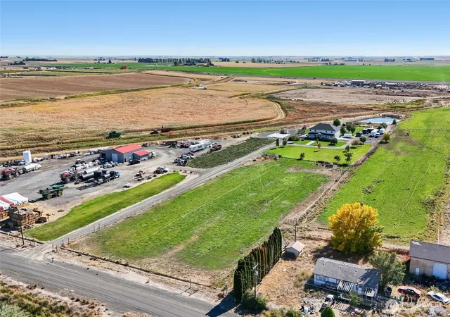 Photo 4 of Single family home for sale at 14325 NE Road 1, Moses Lake, WA 98837 | MLS# NWM2590995 | Listing updated on 2026-10-07