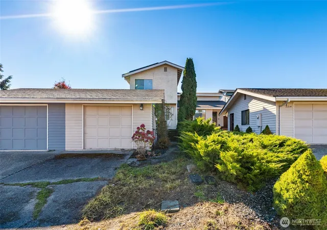 Photo 3 of Single family home for sale at 2218 E Fulton St, Mount Vernon, WA 98273 | MLS# NWM2591019 | Listing updated on 2026-10-15
