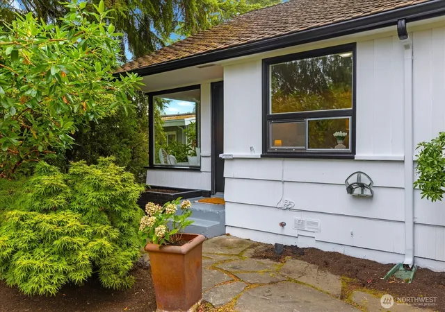 Photo 4 of Single family home for sale at 2127 N 193rd Street, Shoreline, WA 98133 | MLS# NWM2591061 | Listing updated on 2026-10-09