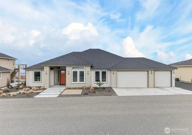 Photo 3 of Single family home for sale at 2531 Falconcrest Loop, Richland, WA 99352 | MLS# NWM2591077 | Listing updated on 2026-10-08